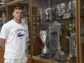 César Carballeira, en la vitrina de trofeos del colegio Liceo