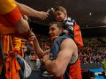 Strahinja Micovic saluda a la afición después del segundo partido de cuartos de final contra el Menorca