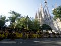 Vingegaard y el Team Visma a su paso por la Sagrada Familia