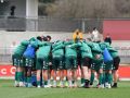 Los jugadores del Arenteiro se abrazan antes de un partido contra el Athletic B