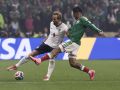 Kane controla el balón en el México-Inglaterra