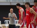 Carles Marco da instrucciones a uno de sus jugadores durante un entrenamiento