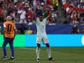 Mbappé levanta los brazos durante el encuentro