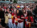 Cientos de aficionados acudieron a la Plaza para ver el España-Bélgica en la pantalla gigante del Concello