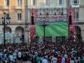 Cientos de aficionados acudieron a la Plaza para ver el España-Bélgica en la pantalla gigante del Concello