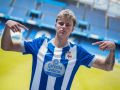 Asp Jensen posa con la camiseta del Deportivo en Riazor