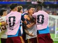Pedro Porro celebra con sus compañeros el segundo gol de España ante Francia