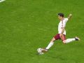 Mikel Oyarzabal de España ejecuta el penalti que valió el primer gol de España