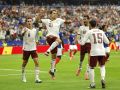 Jugadores de España celebran un gol de Mikel Oyarzabal (c) este martes, en el partido de semifinales del Mundial de la FIFA 2026 entre Francia y España en el estadio AT&T en Arlington (Estados Unidos).