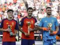 Pau Cubarsi, Rodri y Unai Simón con los premios individuales del Mundial