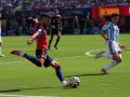 Álex Baena (i) de España disputa el balón con Julián Álvarez de Argentina en el partido de la final del Mundial de la FIFA 2026 entre España y Argentina en el estadio MetLife en Nueva Jersey (Estados Unidos)