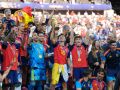 Pedri González (c) de España y jugadores celebran con el trofeo del Mundial de la FIFA 2026 este domingo, tras vencer a Argentina en la final en el estadio MetLife en Nueva Jersey (Estados Unidos).