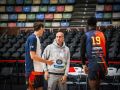 Carles Marco conversa con Guillem Jou y Macachi Braz durante un entrenamiento de la temporada pasada