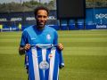 Aubameyang posa con la camiseta del Deportivo en su presentación