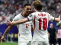 Morgan Rogers, fichaje más caro del verano en el fútbol mundial, y Anthony Gordon, quinto en esa tabla, se abrazan el gol de Inglaterra a Argentina en la semifinal el pasado Mundial