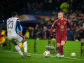 Angeliño llega hoy a Coverciano y mañana pasará reconocimiento médico con el Dépor Angeliño realiza un pase ante la mirada de Pedro Porro en un partido entre la Roma y el TottenhamAngeliño durante un partido con la Roma