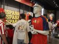 MADRID, 04/08/2026.- Un maniquí con el aspecto de Yamine Lamal en la tienda de Adidas, patrocinador oficial de la selección, que este martes pone a la venta la camiseta de la selección española de fútbol con las dos estrellas y el escudo actualizado, tras haber ganado el Mundial 2026. EFE/ Kiko Huesca