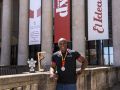 Lorenzo Envo Edjang con varios de sus reconocimientos deportivos