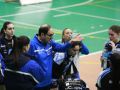 Jorge Barrero da instrucciones a las jugadoras del Zalaeta durante el partido de la temporada pasada contra el Madrid Chamberí