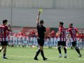 El colegiado muestra una tarjeta amarilla durante el Arteixo-Compostela de playoff de ascenso