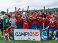 Iago Novo levanta el trofeo de campeones de la fase autonómica de la Copa Federación