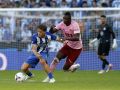 Lorenzo Amatucci protege el balón ante Sadiq