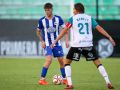 Rubén López controla el esférico ante Benett en el partido entre Fabril y Mérida