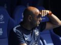 Manuel Pablo sentado en el banquillo de Riazor en el partido contra el Cacereño