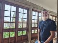 Lolo Castro posa en las instalaciones del restaurante en Santiago de Compostela del que es propietario