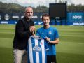 Fernando Soriano y Marc Casadó en la presentación del catalán en AbegondoPresentación de Marc Casadó como jugador del Deportivo en Abegondo