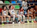 Maristas se prepara para entrar en juego Josefina Zeballos, Brenda Fontana, Nevena Dimitrijevic, Ana Jiménez y Adama Coulibaly en el banquillo durante el Cortegada-Maristas de pretemporada