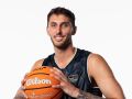 Luke Petrasek posa con la camiseta de Bilbao