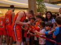 Los jugadores del Leyma hicieron las delicias de la afición naranja presente en el centro comercial