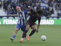 Mella pelea por la pelota con un rival en el Dépor-Oporto