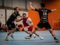 Javi Rodríguez Moya trata de superar la defensa de Zarautz