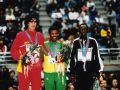 Andrés Díaz junto al etíope Haile Gebrselassie y el keniano William Tanui en el podio del Mundial indoor de 1999