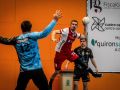 Ángel Iglesias lanza a portería en el partido de la semana del OAR contra el Zarautz