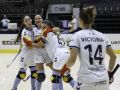 María Sanjurjo celebra un gol contra Portugal con Marta Piquero y Aina Florenza