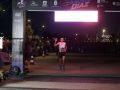 Pedro Osorio entra en meta como ganador de la Milla Andrés Díaz en categoría élite