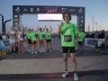 Andrés Díaz señala el marcador con el tiempo de su récord de Europa, 3:33.32, con sus compañeros de la MIlla Vintage de su homenaje de fondo
