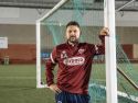 Diego Armando García, entrenador del Silva, posa en A Grela antes de dirigir su primer entrenamiento