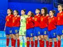 Las integrantes de la selección durante mientras sonaba el himno español antes del choque con Tailandia