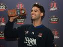 Jacobo Díaz 'bebe' del trofeo que patrocina Estrella Galicia