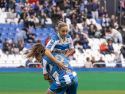 Ainhoa Marín es levantada por Samara Ortiz tras anotar un gol en el Dépor-Granada en Riazor