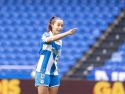 Paula Gutiérrez, mediocentro del Dépor, señala durante el partido reciente ante el Granada en Riazor