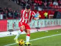 Lucas Robertone controla el balón mientras luce el brazalete de capitán en el brazo