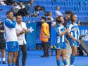 Redru y Espe Pizarro a punto de ingresar al verde en el encuentro ante el Badalona de la primera jornada liguera