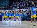 Los compañeros ovacionan a Nwogbo tras recibir el trofeo de MVP