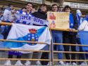 Aficionados deportivistas el 19 de marzo de 2023 en el estadio Reino de León con una pancarta alusiva al técnico deportivista Óscar Cano