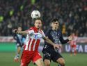 Marco Arnautovic pugna con Yoel Lago durante el partido entre Estrella Roja y Celta en Belgrado